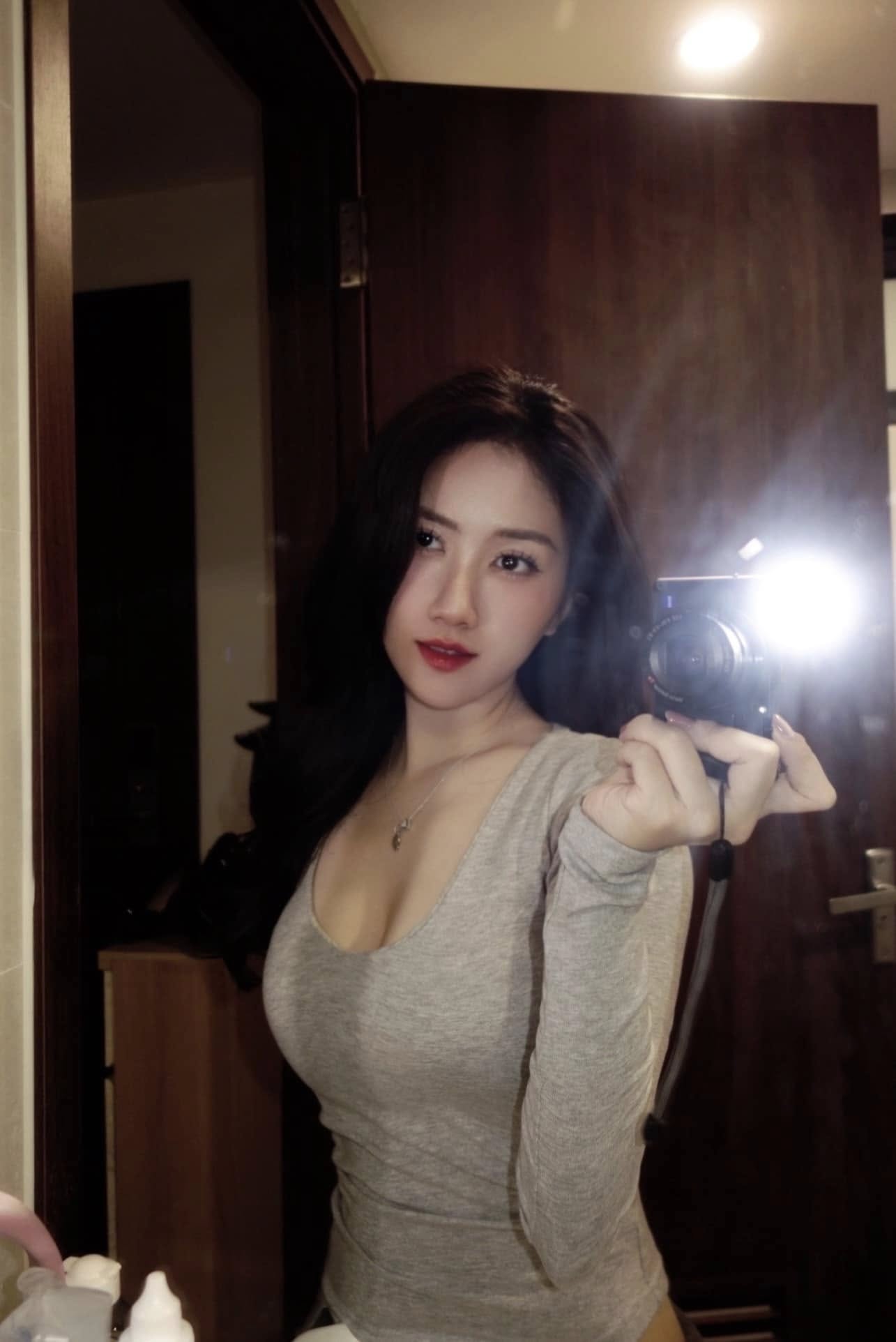 Capturing the Dreamy "Muse" Moments of MC Linh Nắng that Melted Hearts Online 11 Linh Năng in her element