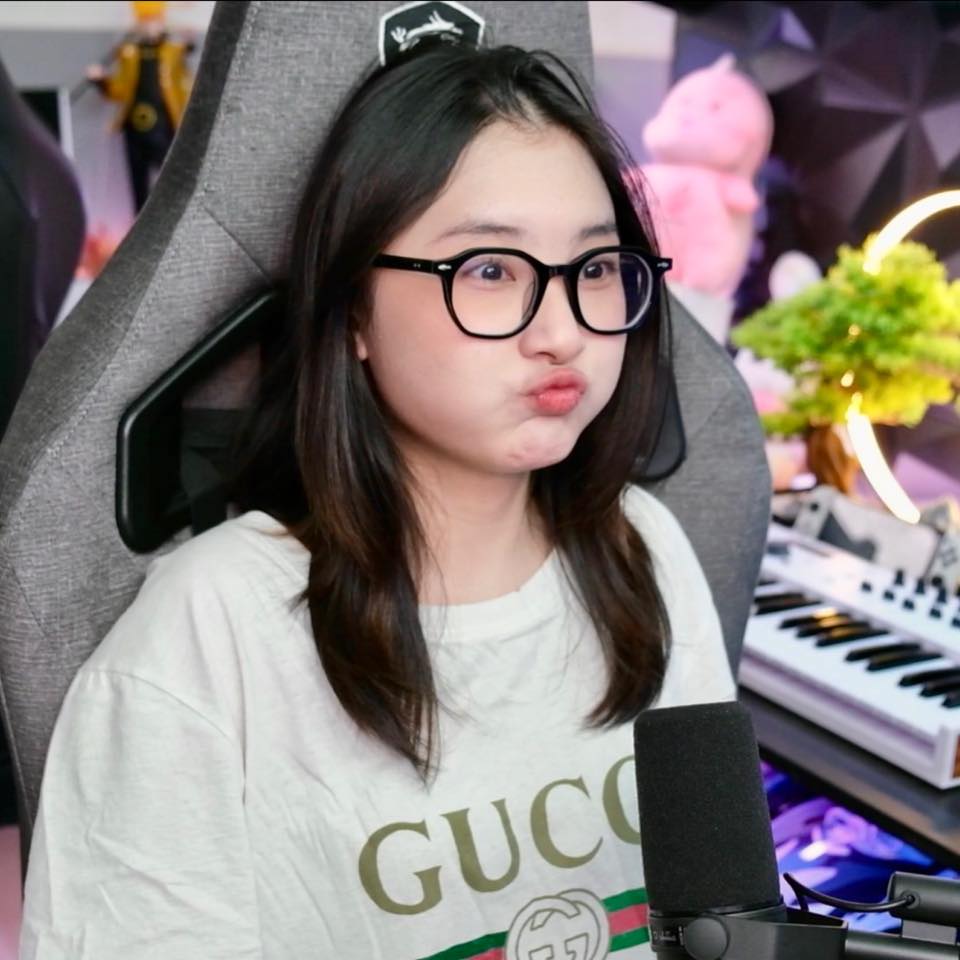 Female MU fan streamer activates "chat ban" mode just after one night 6 MU fan streamer excited