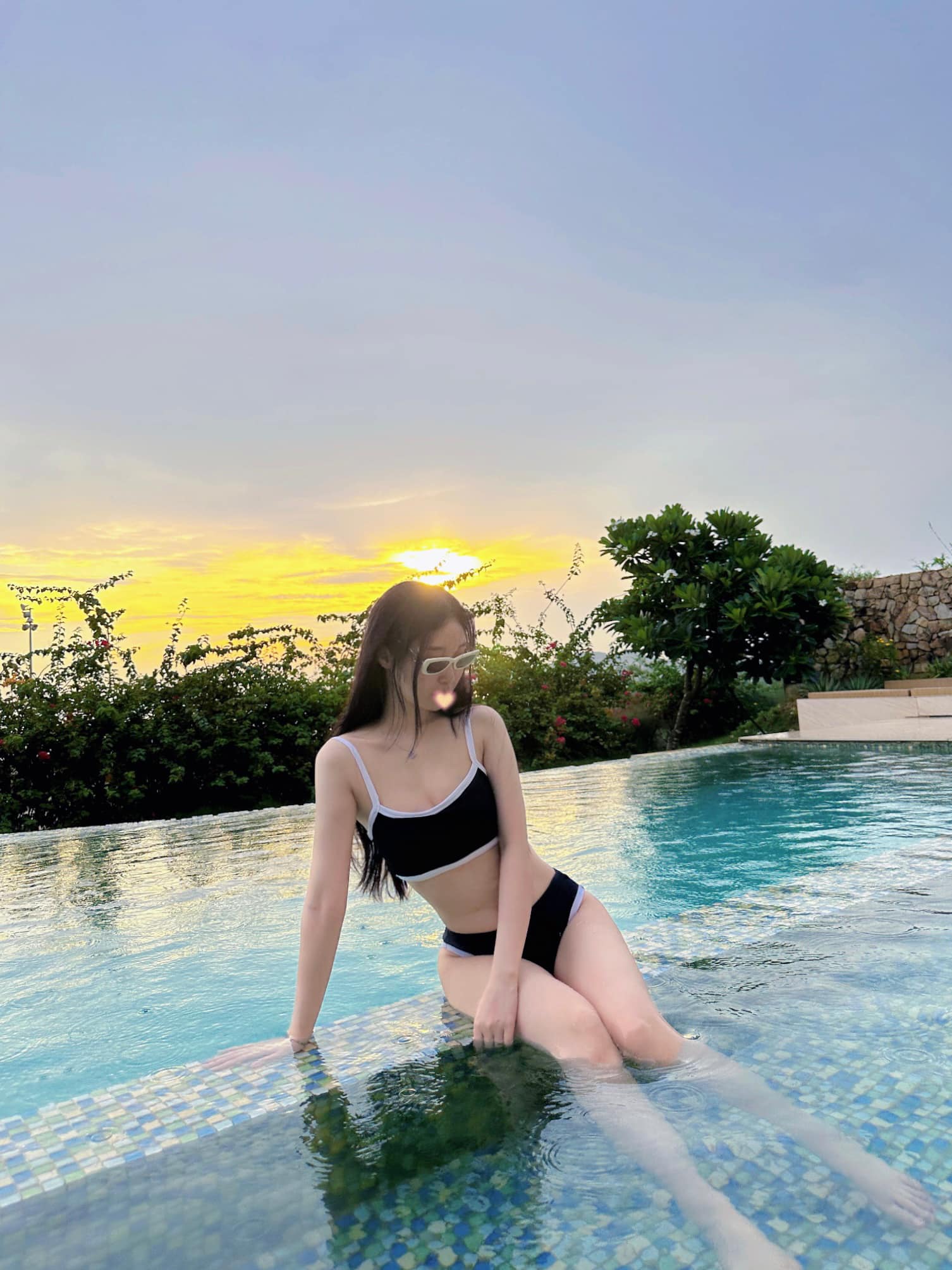 Beautiful female streamer posts a photo with a member of Team Refund, netizens dig up the past alongside streamer S 8 Chubby streamer with Team Refund member at an event.