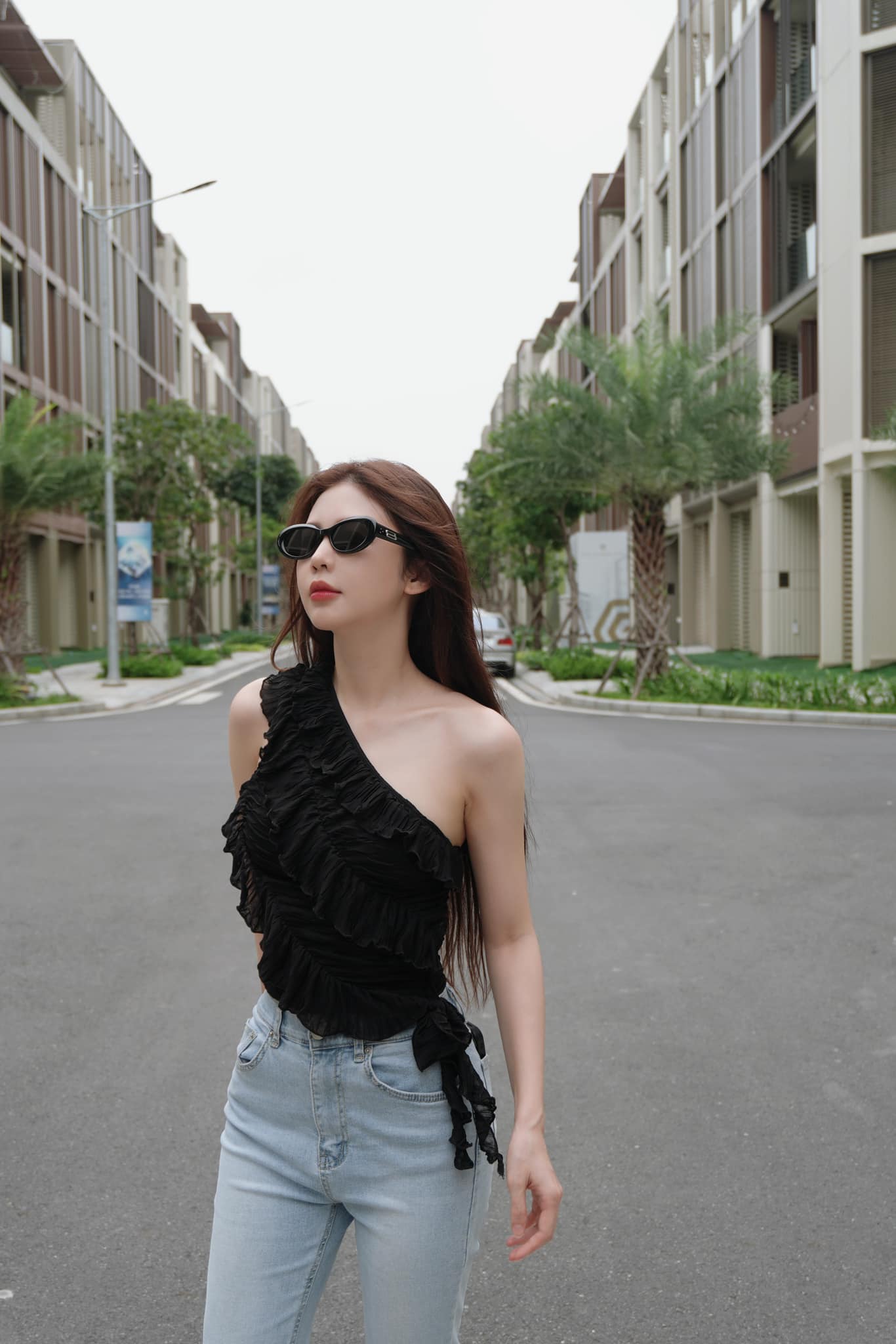 Just a Moment Showcasing "AI" Legs, Hot Girl Leaves Male Fans Breathless 4 A moment showcasing her long legs