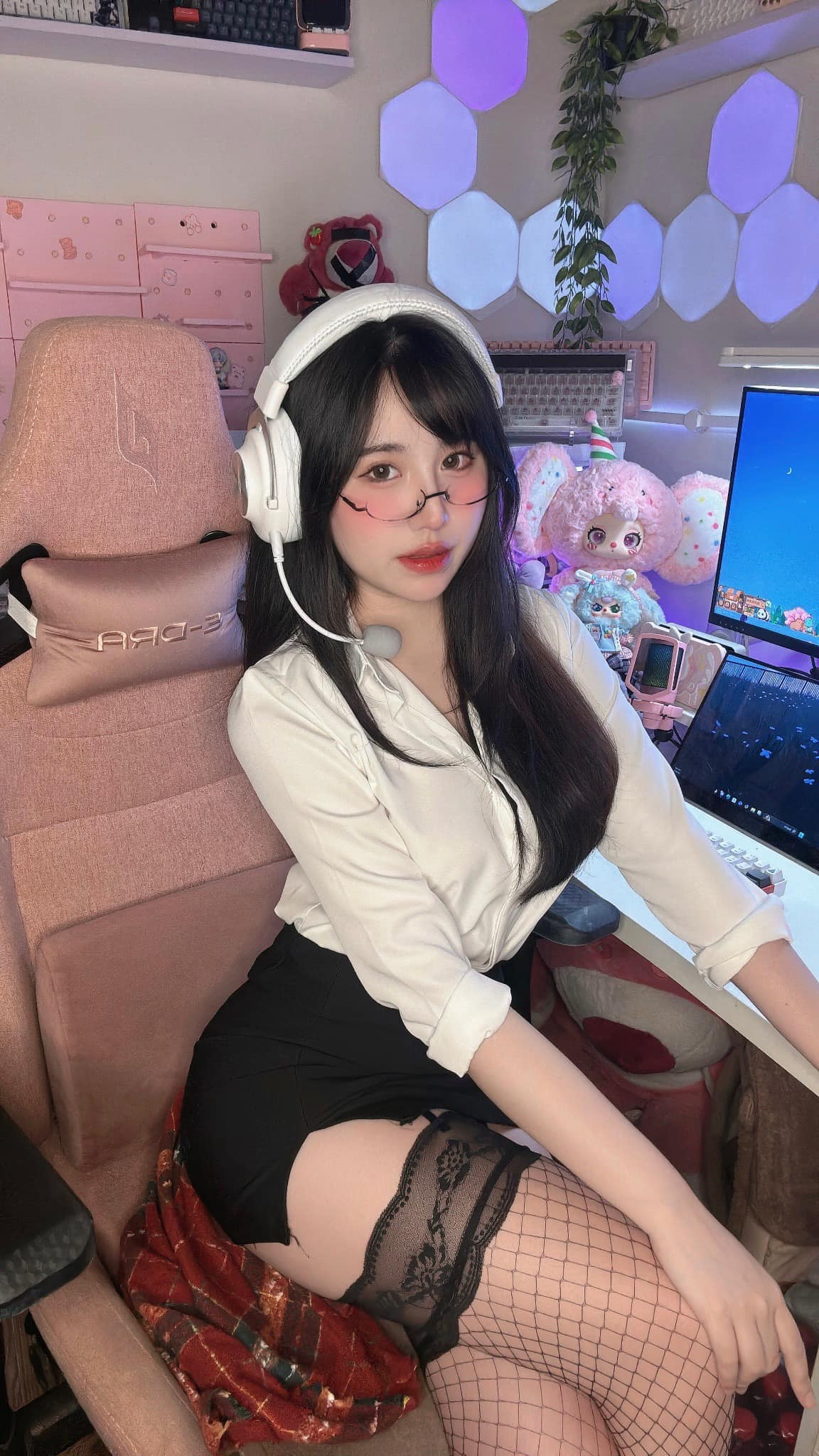 Only Creating Content to Show Off Gaming Corners, Female Streamer Still Achieves Extremely High Engagement 3 Tiểu An's charming gaming corner