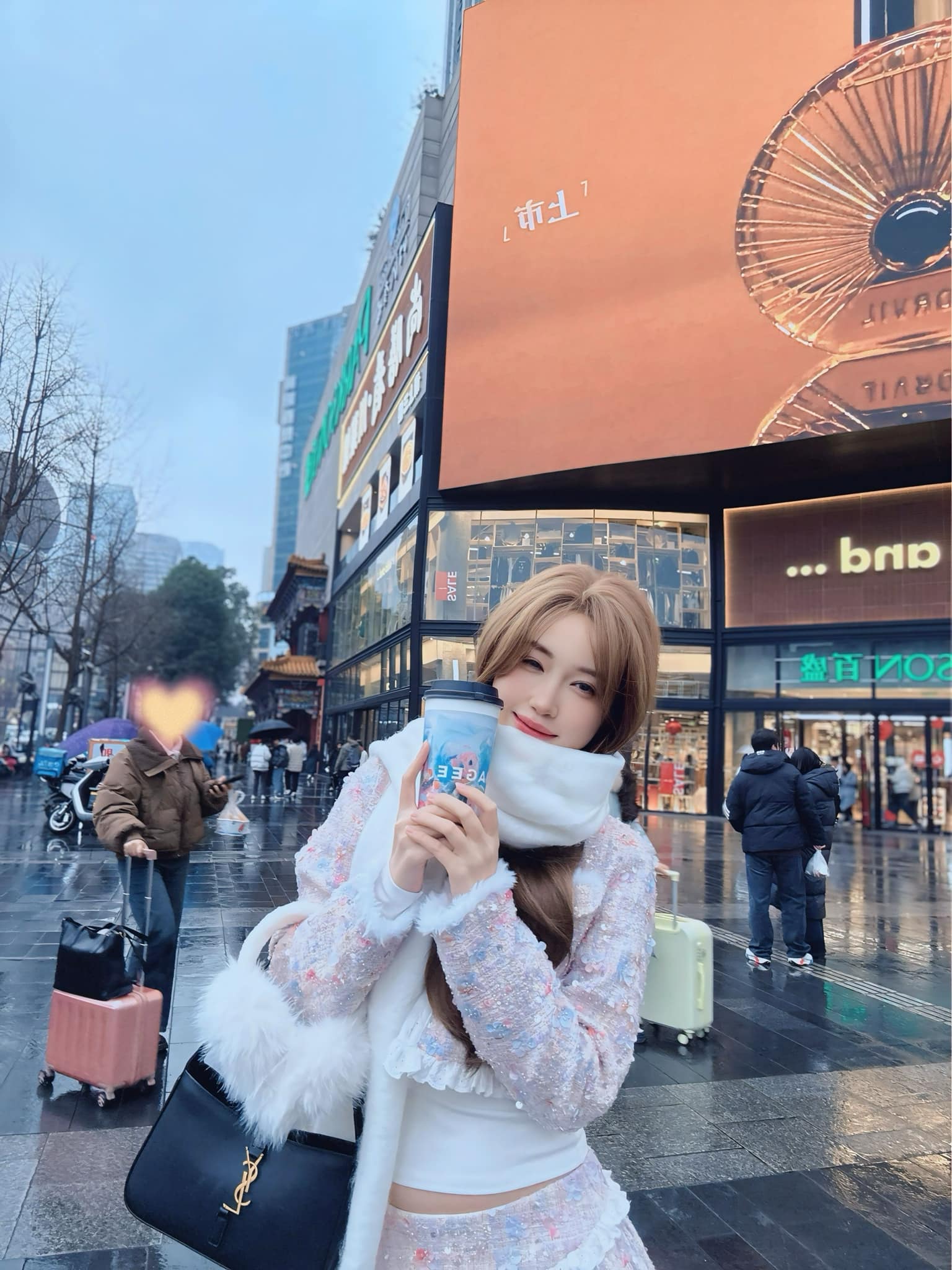 Beautiful female streamer posts a photo with a member of Team Refund, netizens dig up the past alongside streamer S 9 Chubby streamer with Team Refund member at an event.
