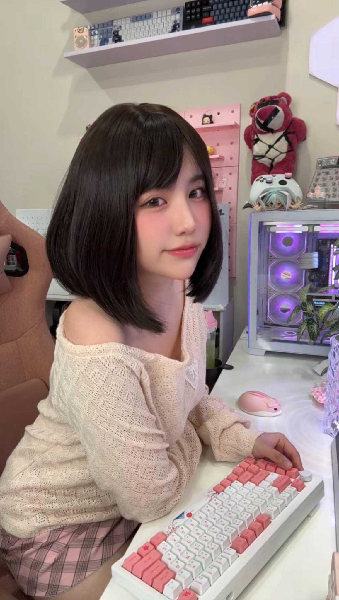 Only Creating Content to Show Off Gaming Corners, Female Streamer Still Achieves Extremely High Engagement 4 Tiểu An's charming gaming corner