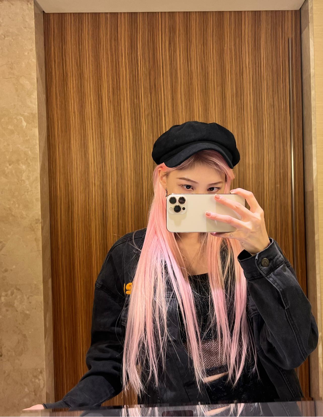 Charismatic female streamer, previously shunned by viewers due to personal controversies, unexpectedly posts a heartfelt letter for her "comeback" 3 Alicia's signature look