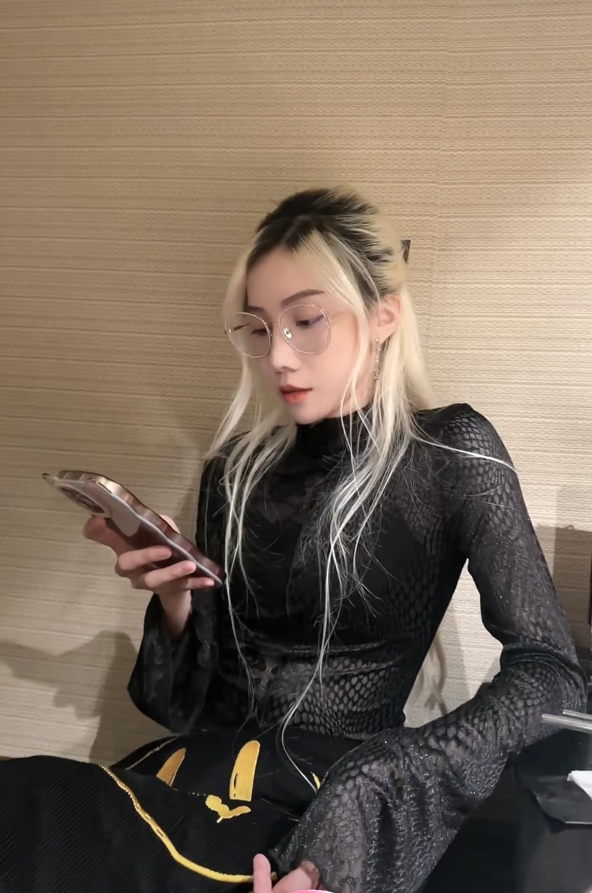 Charismatic female streamer, previously shunned by viewers due to personal controversies, unexpectedly posts a heartfelt letter for her "comeback" 1 Alicia Meow's engaging style