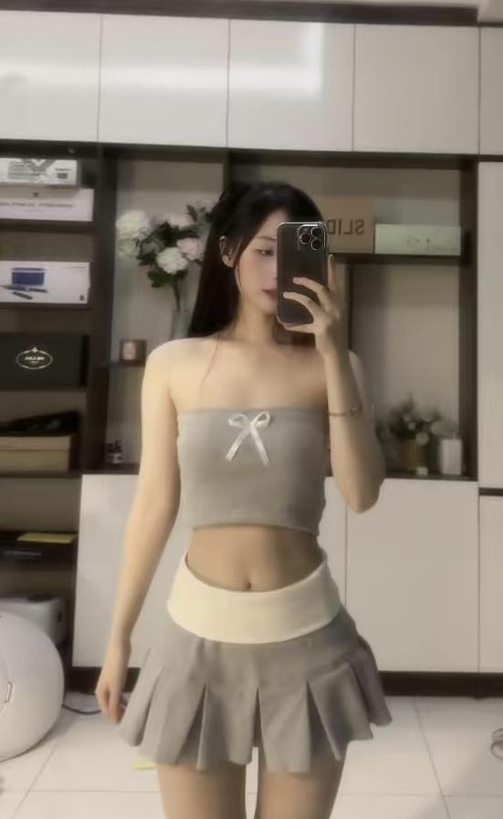 Beautiful female streamer posts a photo with a member of Team Refund, netizens dig up the past alongside streamer S 4 Chubby streamer with Team Refund member at an event.