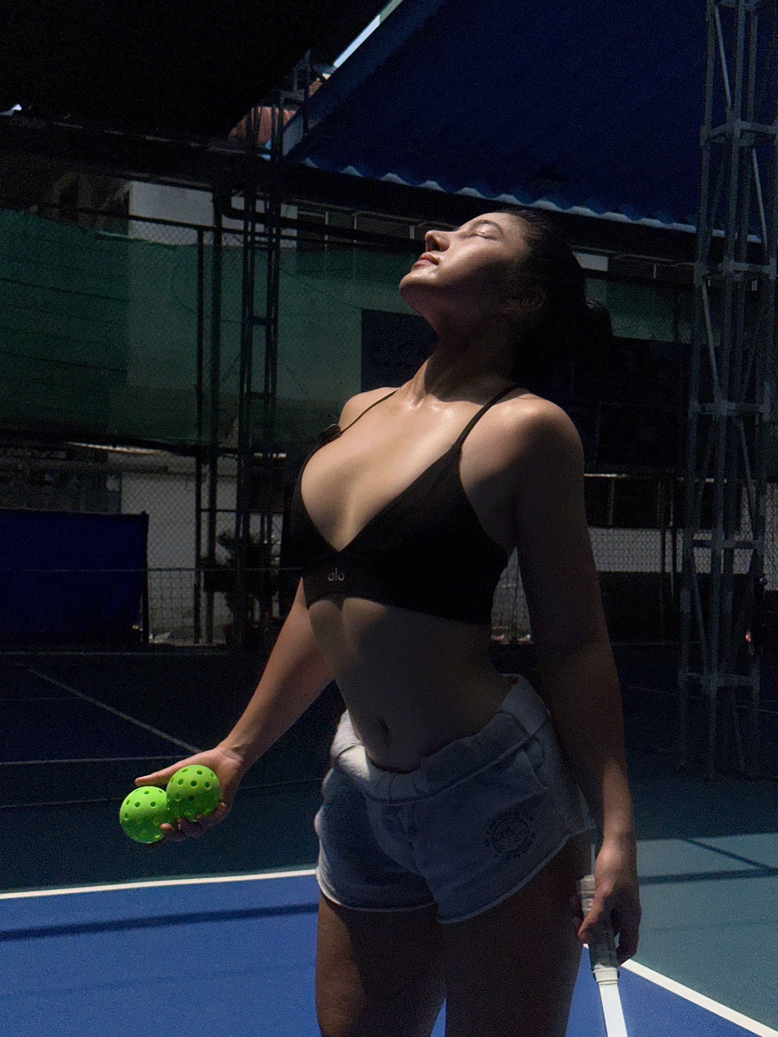Standing in the Sun, the Hot Girl Pickleball Also Captures the "Spotlight," Receiving a Shower of Praise for Her Figure 2 Pretty pickleball girl