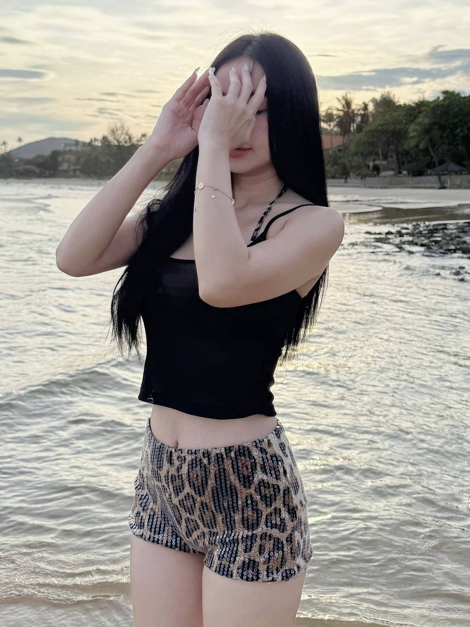 Cindy Lư always knows how to choose the perfect swimsuit for every occasion. Cindy Lư always knows how to choose the perfect swimsuit for every occasion.