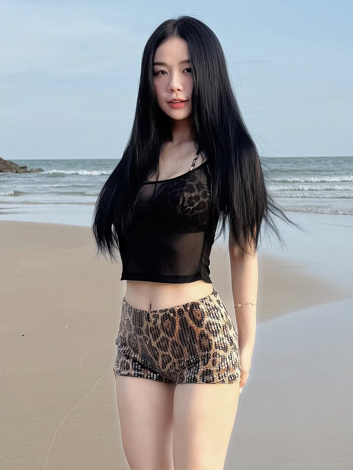 Cindy Lư Boldly Responds to Tacky Comments on Her Sheer Fashion Display 3 Cindy Lư's fashion style during her beach trip.