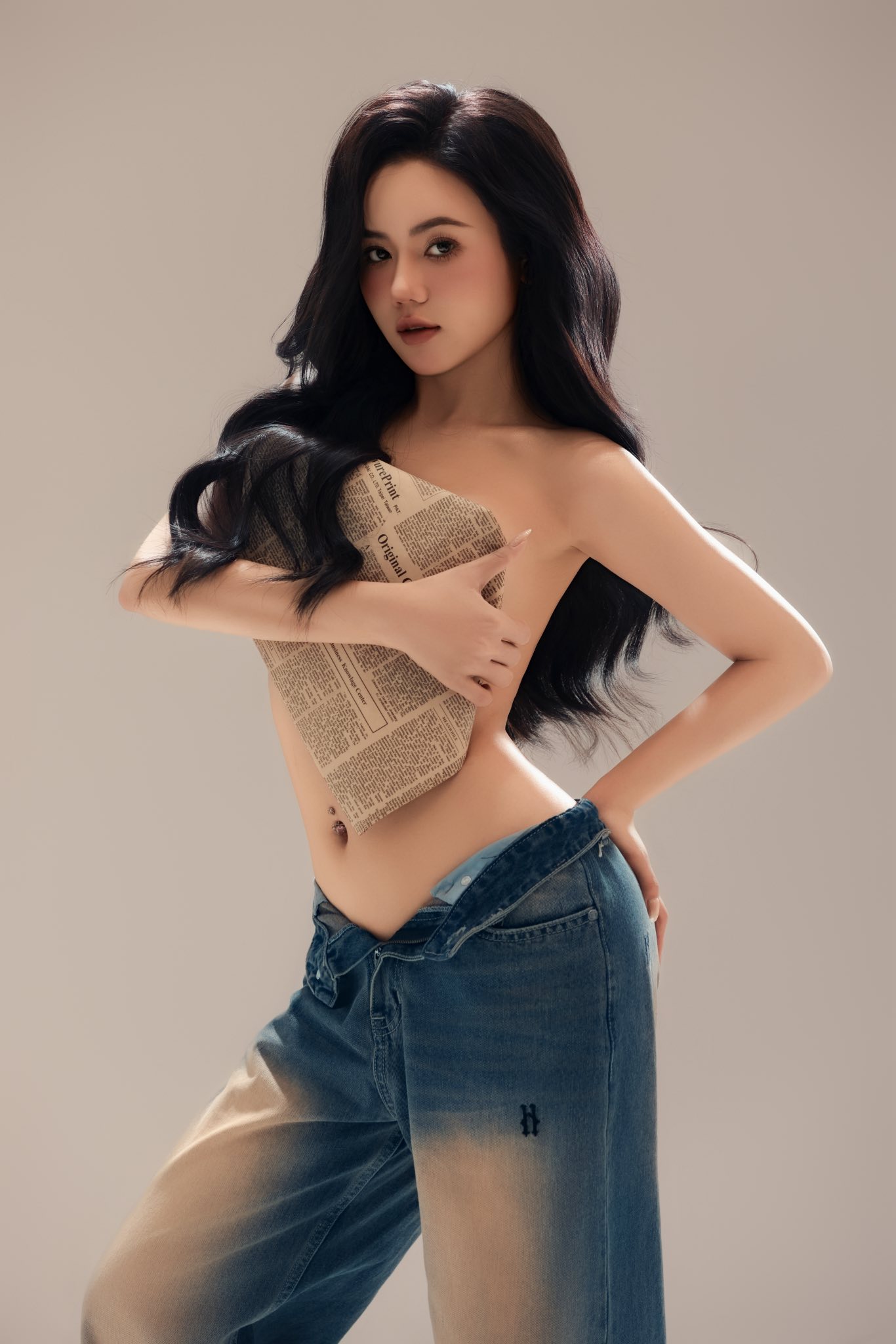 Bò Chảnh "goes big," publicly showcases a bold photo set flaunting a hot figure and daringly bare shoulders 5 Bo Chanh