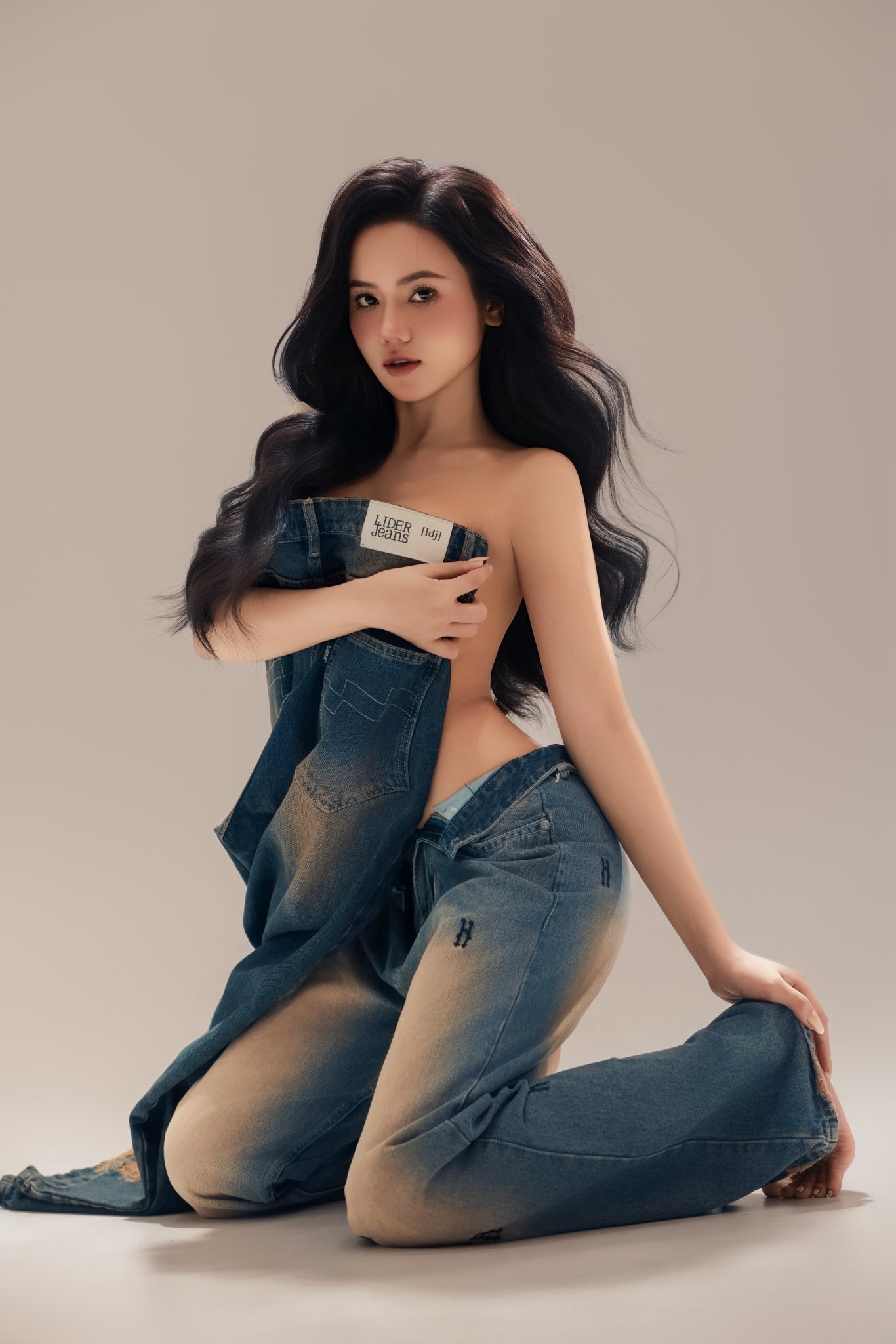 Bò Chảnh "goes big," publicly showcases a bold photo set flaunting a hot figure and daringly bare shoulders 8 Bo Chanh