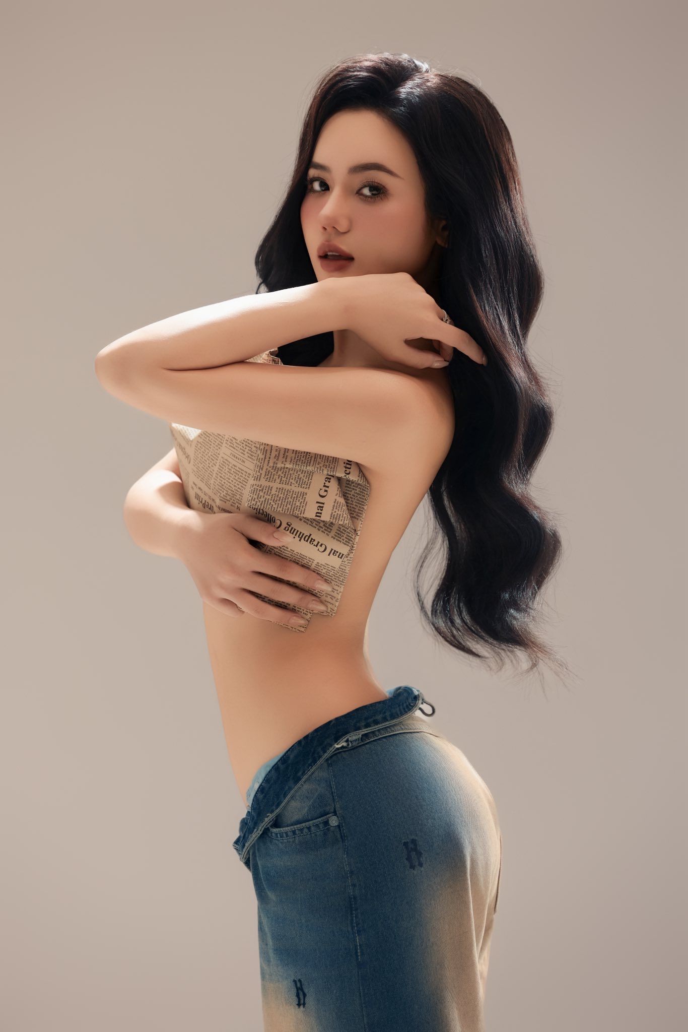 Bò Chảnh "goes big," publicly showcases a bold photo set flaunting a hot figure and daringly bare shoulders 4 Bo Chanh