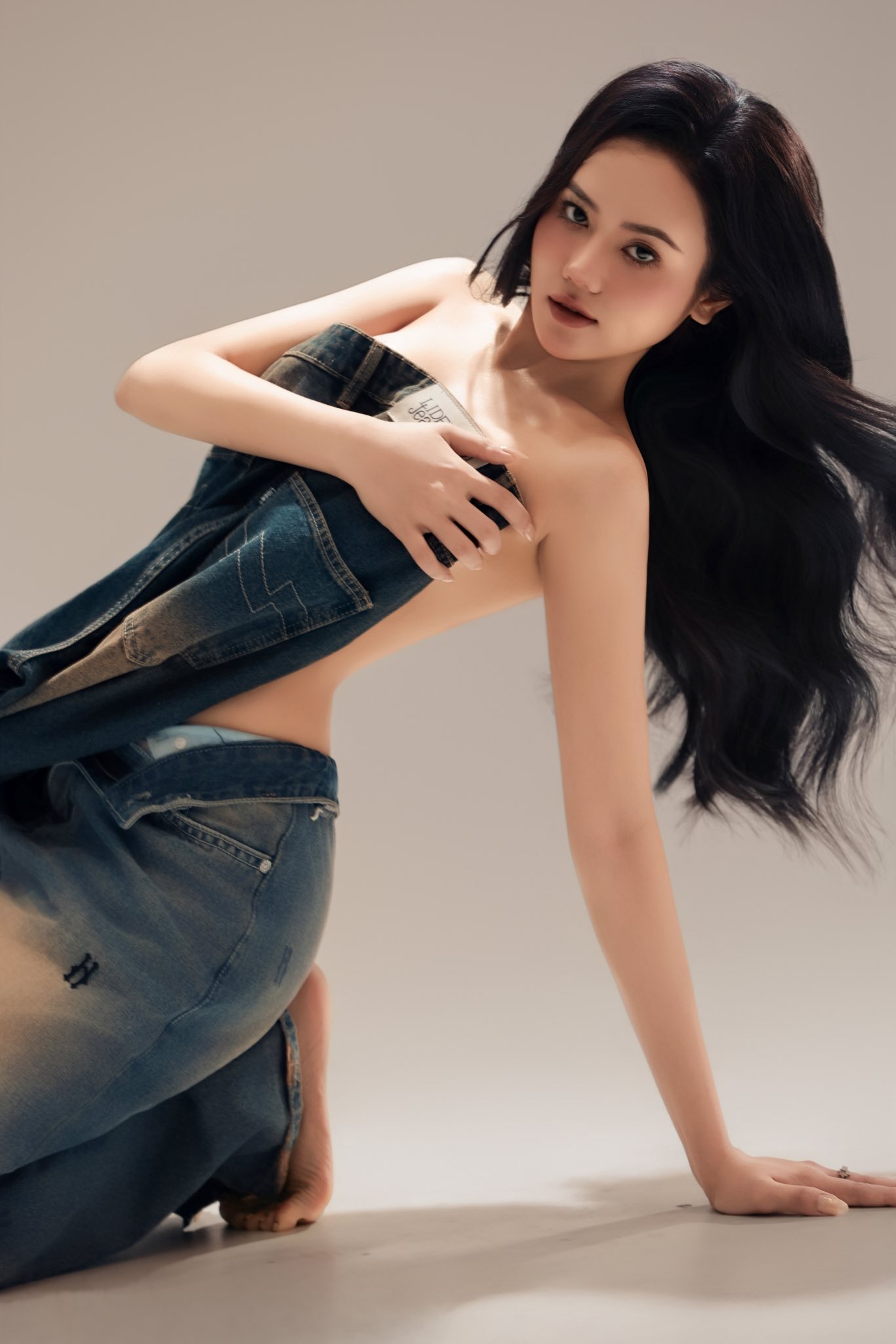 Bò Chảnh "goes big," publicly showcases a bold photo set flaunting a hot figure and daringly bare shoulders 7 Bo Chanh