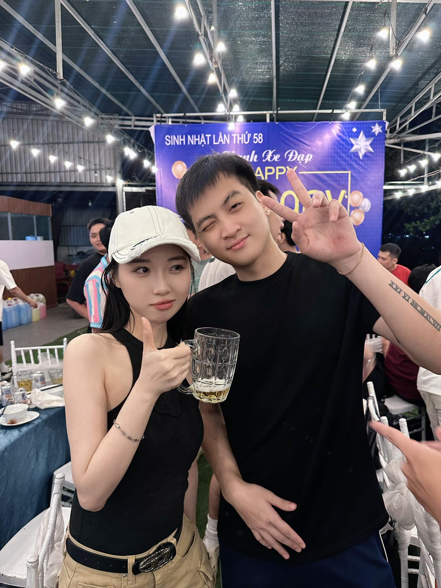 Beautiful female streamer posts a photo with a member of Team Refund, netizens dig up the past alongside streamer S 1 Chubby streamer with Team Refund member during an event.