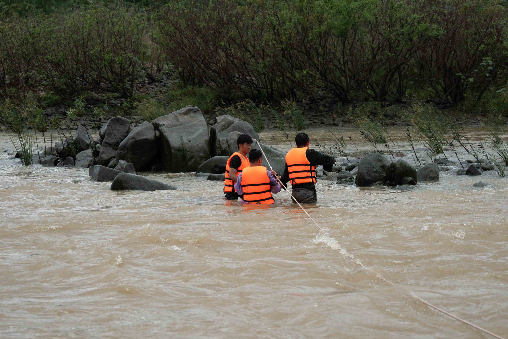 The most shocking scene in Lật Mặt 8: The flood sweeps away the equipment, Lý Hải risks himself diving into danger 4 Scene from Blade of the 8th: The Embrace of the Sun, showcasing the crew's dedication to their craft.