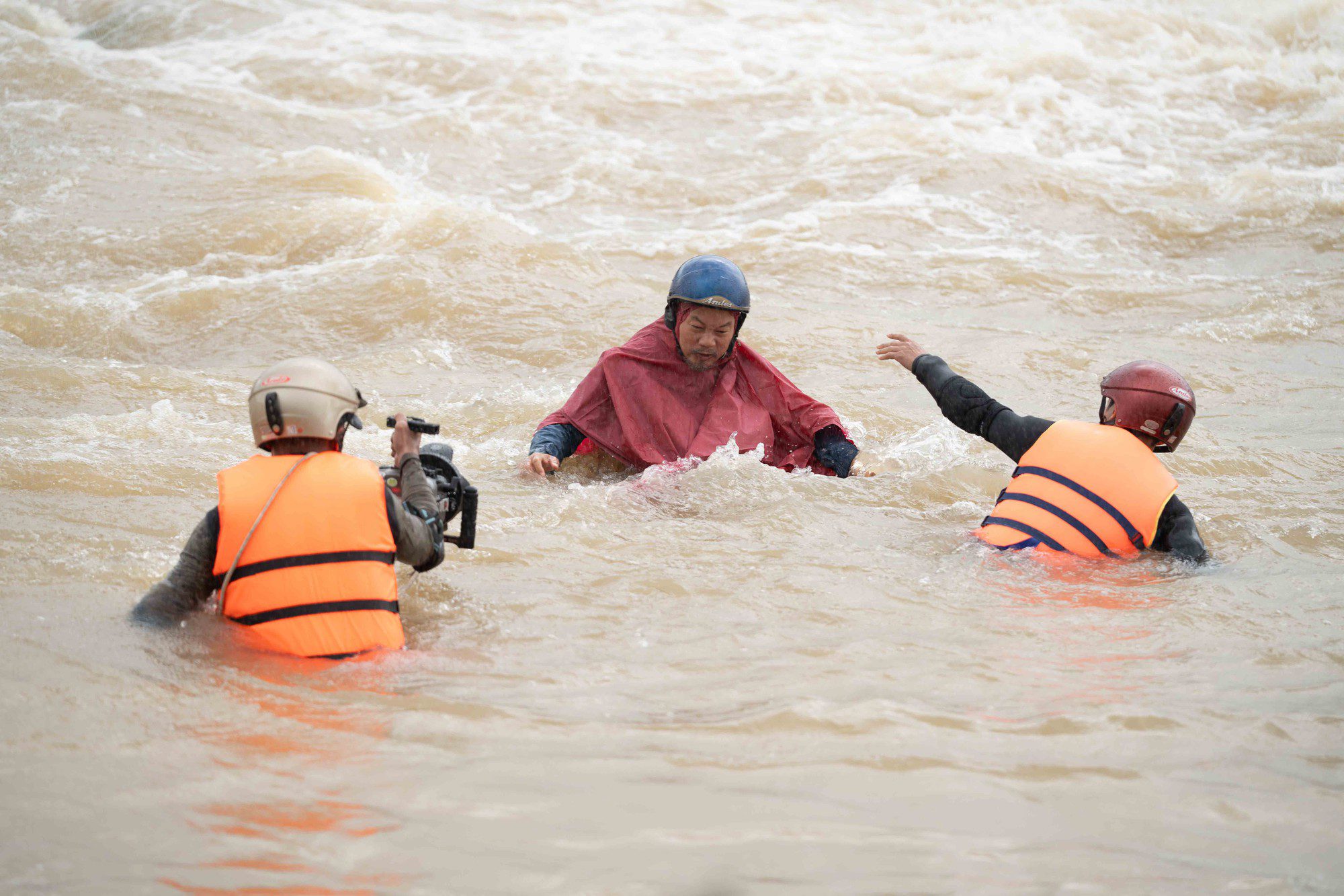 The most shocking scene in Lật Mặt 8: The flood sweeps away the equipment, Lý Hải risks himself diving into danger 3 Scene from Blade of the 8th: The Embrace of the Sun, where the crew faced the challenges of filming under water.