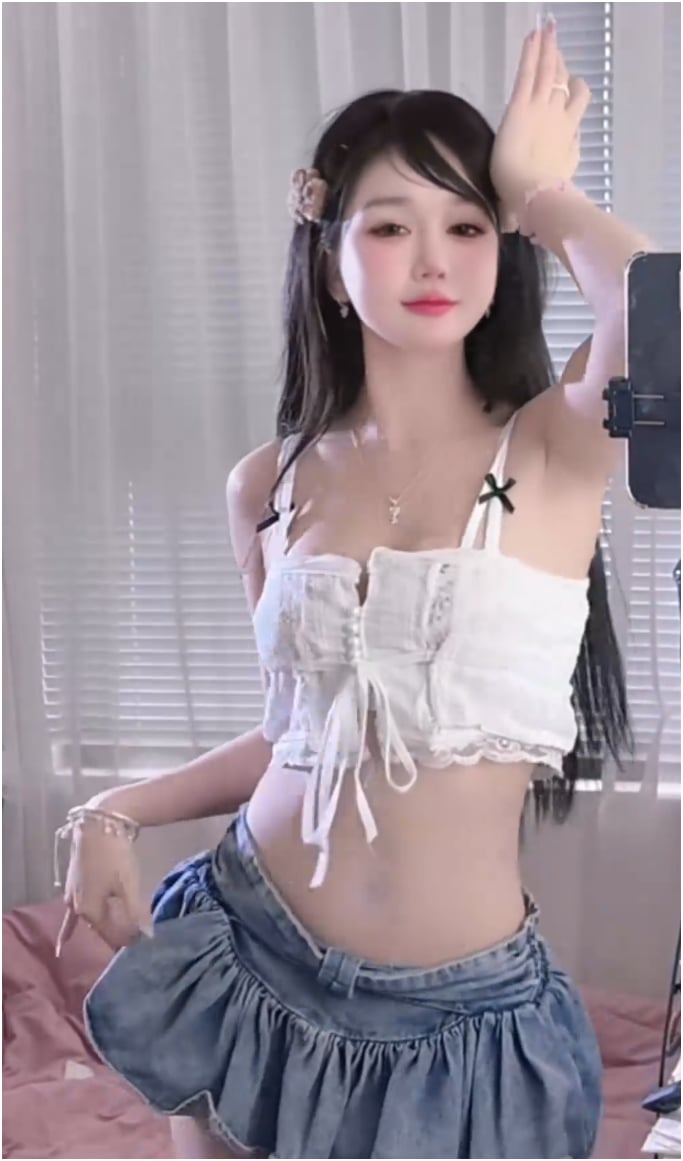 Can't Take My Eyes Off the 30 Seconds of Captivating Dance Showcase by the Beautiful Coser 5 Engaging cosplay expression