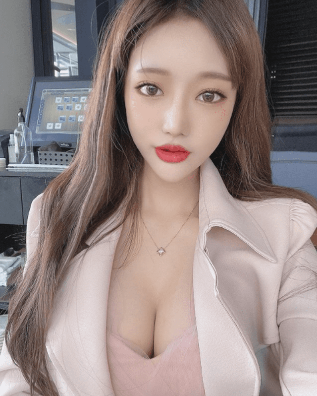 Beautiful female streamer receives heavy penalty for "sensitive" actions, a costly lesson for the streaming profession 5 photo-1746504460959