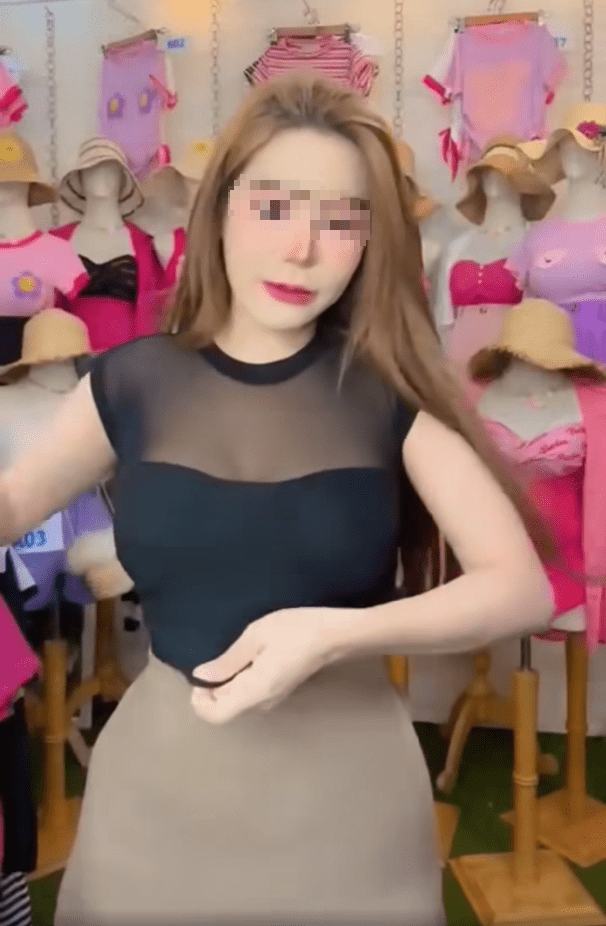 Online selling, hot girl has inappropriate actions that infuriate viewers 1 hot girl livestream