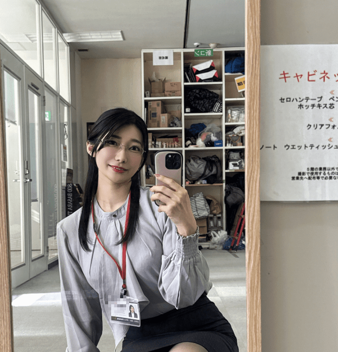 While working as a secretary, the girl suddenly switched to being a hot girl, motivated primarily by money 1 Yoshino Moriya in a supporting role, on her journey to becoming a hot girl.