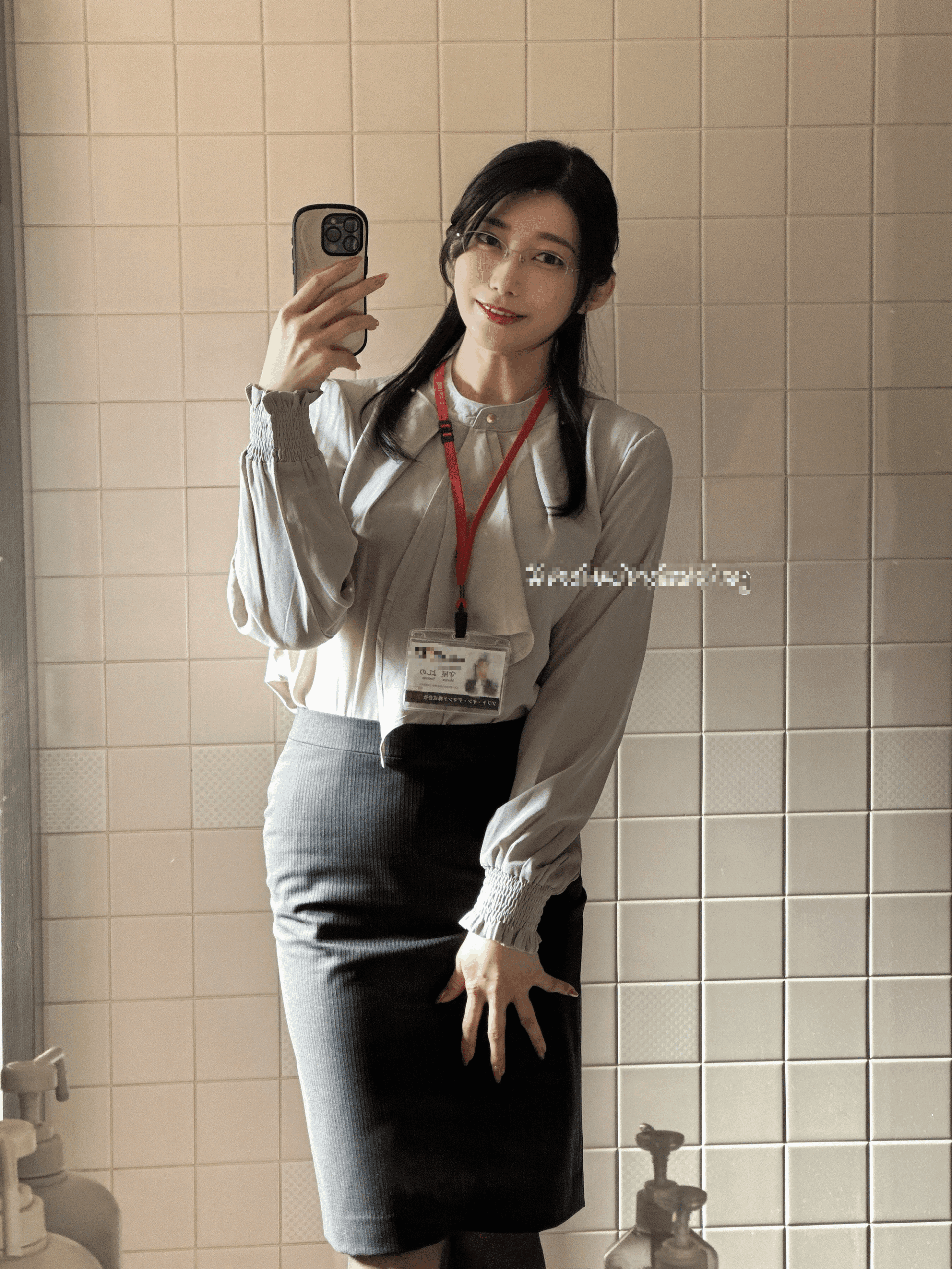 While working as a secretary, the girl suddenly switched to being a hot girl, motivated primarily by money 2 Yoshino Moriya's journey in the film industry.