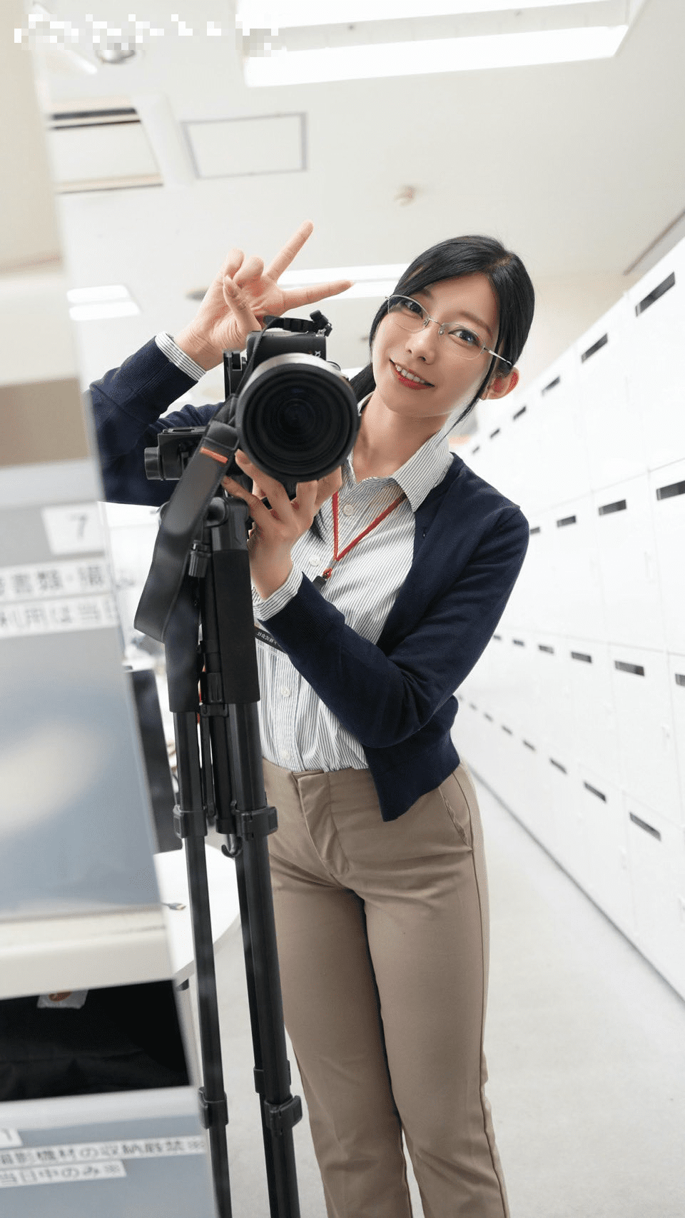 While working as a secretary, the girl suddenly switched to being a hot girl, motivated primarily by money 3 Yoshino Moriya's first work in the film industry.