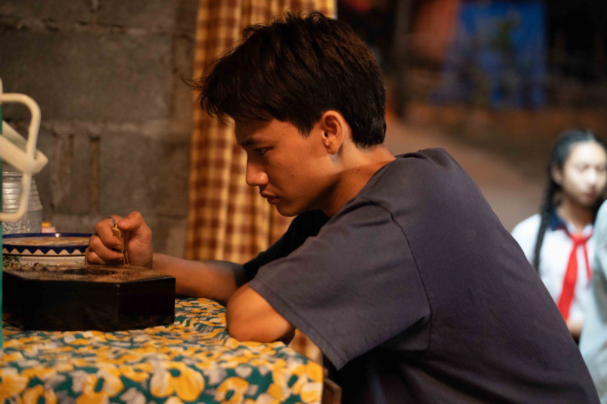 Life Lessons from Lật Mặt 8: Just Because the Father Lives Richly, Doesn't Mean the Child Must Thirst! 3 The Lessons from Lạt Mặt 8: A Father’s Sacrifice, A Son’s Independence - Image 3.