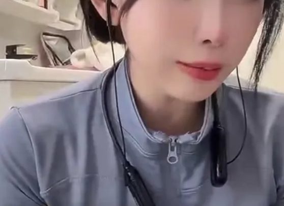 Female streamer bluntly "combats" fan for being "freeloading" 4 Popular female streamer