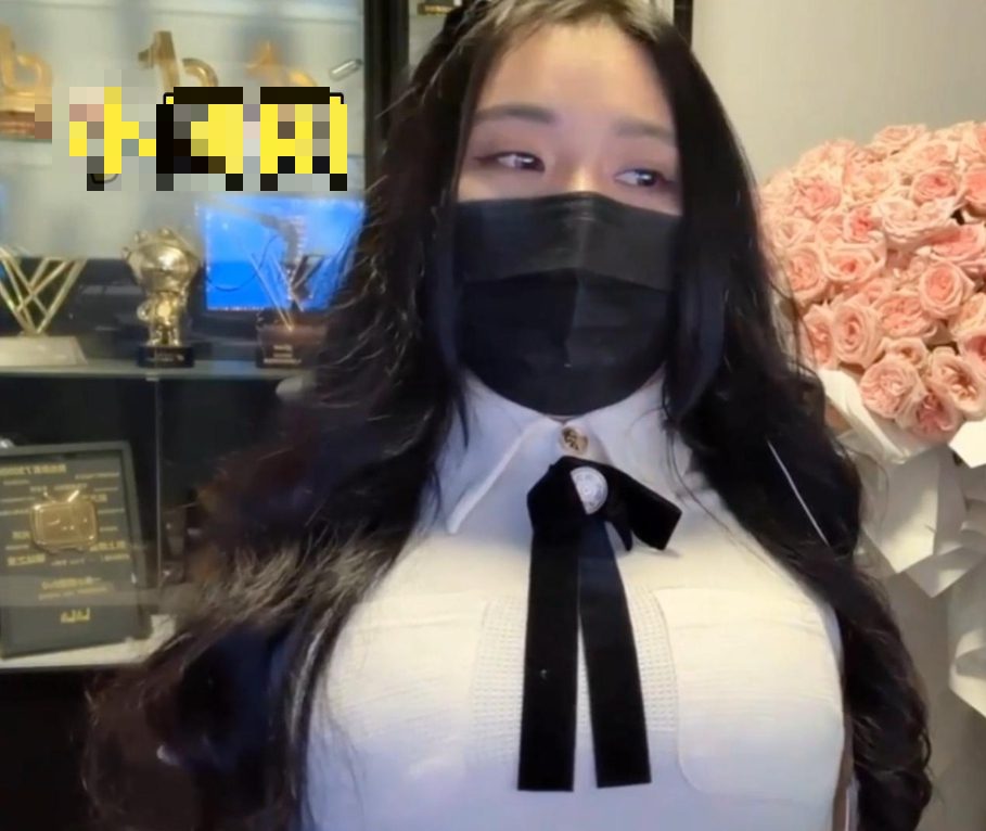 The female streamer "top 1 server" back then was caught by a passing team in an unbelievable moment 3 Nữ streamer