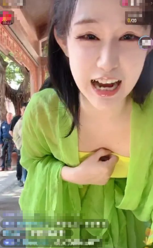 The carefree female streamer showcases her "banana tree planting" skills, the viewers' questions leave her speechless 1 Streamer Thai Hue performing live
