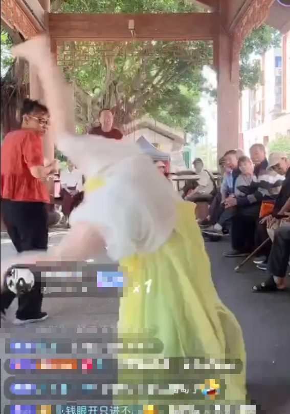 The carefree female streamer showcases her "banana tree planting" skills, the viewers' questions leave her speechless 2 Streamer Thai Hue performing live