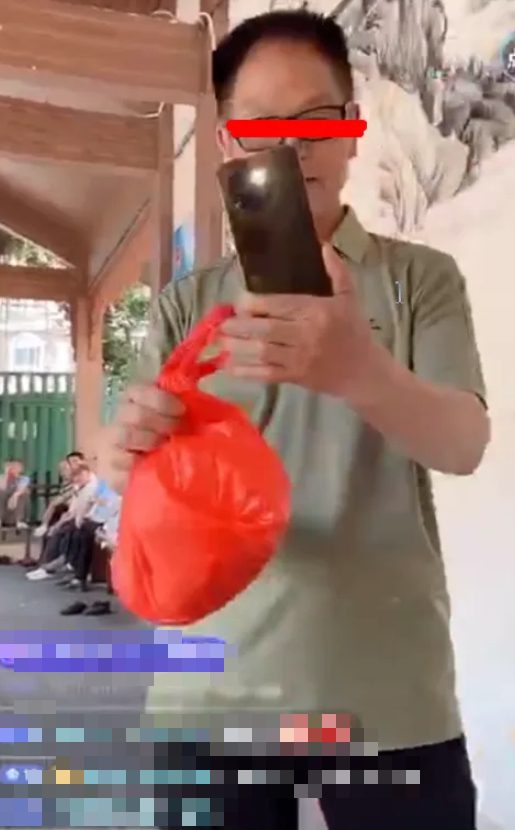 The carefree female streamer showcases her "banana tree planting" skills, the viewers' questions leave her speechless 3 Streamer Thai Hue performing live
