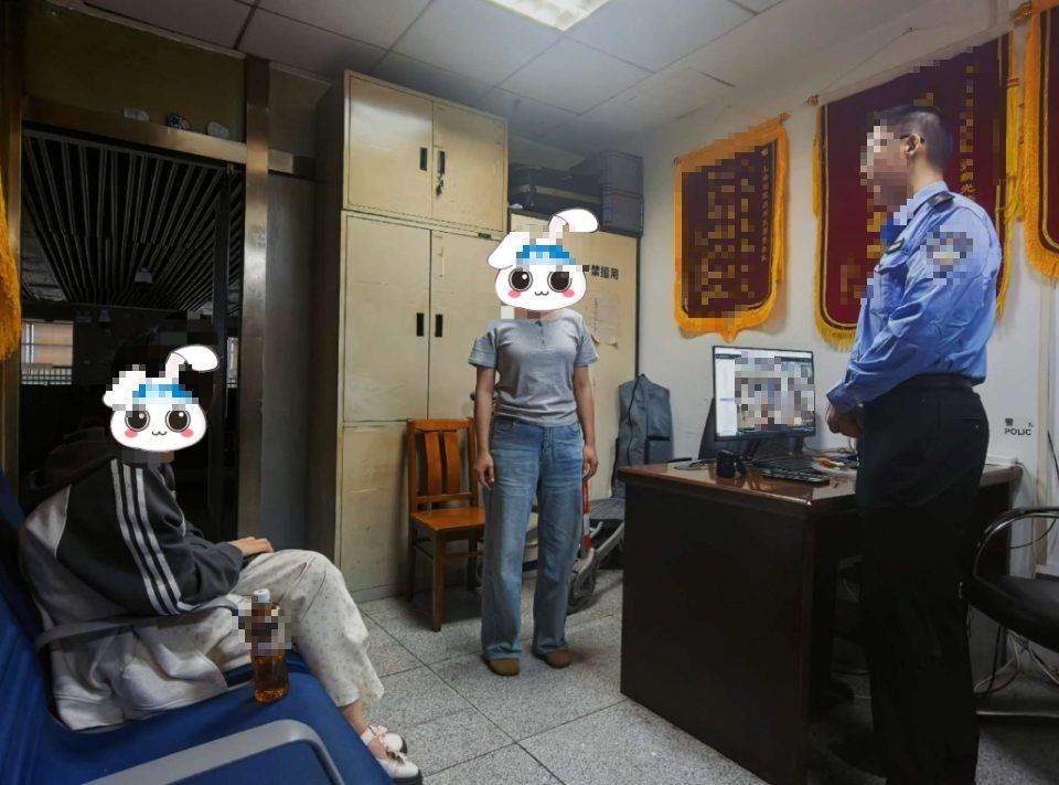 Scolded for secretly adding money to the game, the girl took an action that shocked her parents 3 A girl is seen sneaking money into a game, causing parental distress.