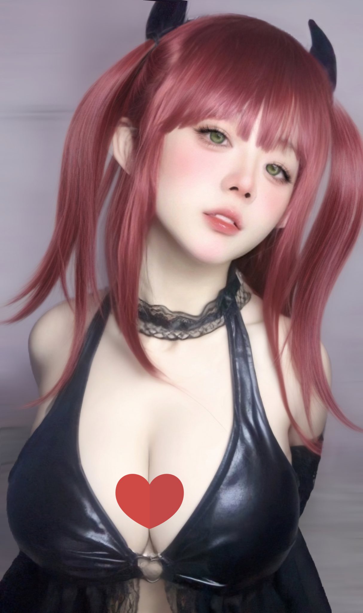 Complained About Photo Manipulation, Sexy Cosplayer Confronts 2 Another edited cosplay image showcasing the use of Photoshop.