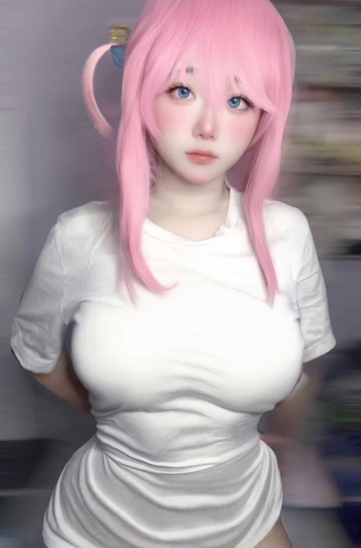 Complained About Photo Manipulation, Sexy Cosplayer Confronts 1 Cosplay image edited with Photoshop, showcasing the enhanced quality.
