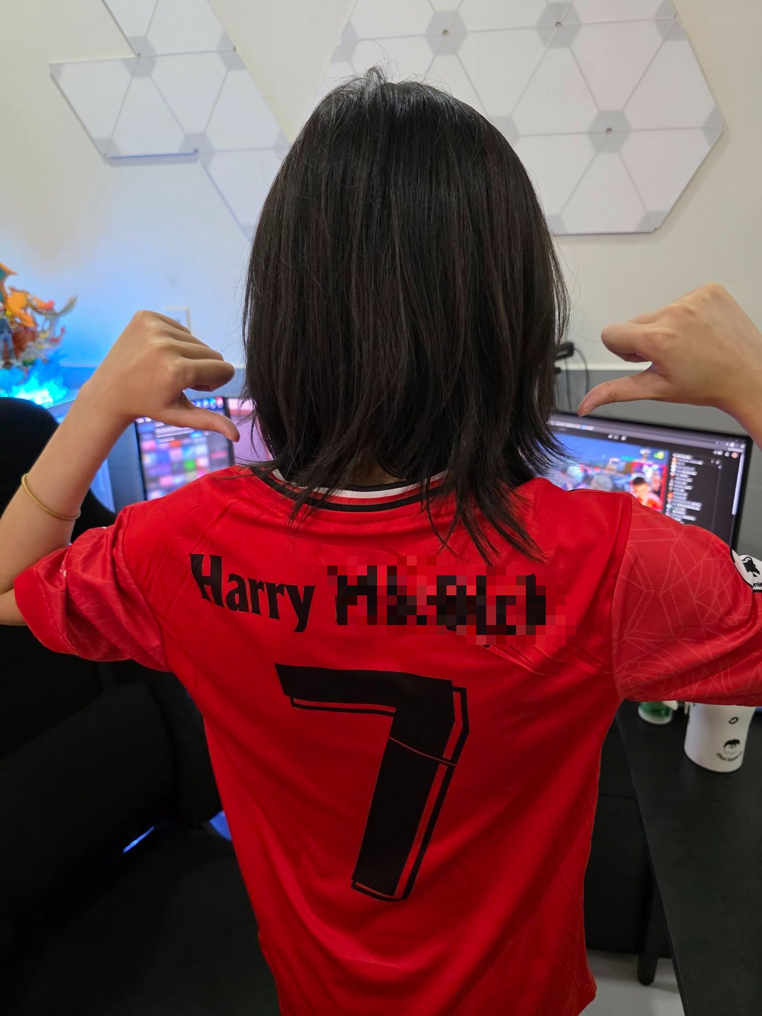 Female MU fan streamer activates "chat ban" mode just after one night 2 MU fan streamer excited