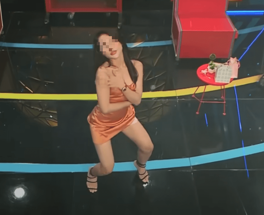 Appearing on a dating game show, the female streamer earning hundreds of millions each month attracts attention 4 Hot girl performance on stage