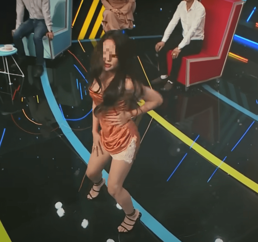 Appearing on a dating game show, the female streamer earning hundreds of millions each month attracts attention 5 Hot girl entertaining the audience