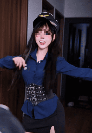 Controversial Action: The Girl Playing "Top Top" is Reminded by Netizens "Don't Be Like Le Bong" 3 Controversial actions by B.K