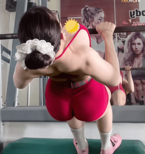 Setting a Sensitive Camera Angle, Female Gym Trainer Receives Mixed Reactions 1 K.N's provocative training video angle.