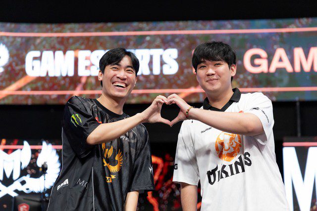 Gury (right) admits MVKE lost game 1 due to communication issues in critical situations. Players in the post-match analysis of GAM and MVKE