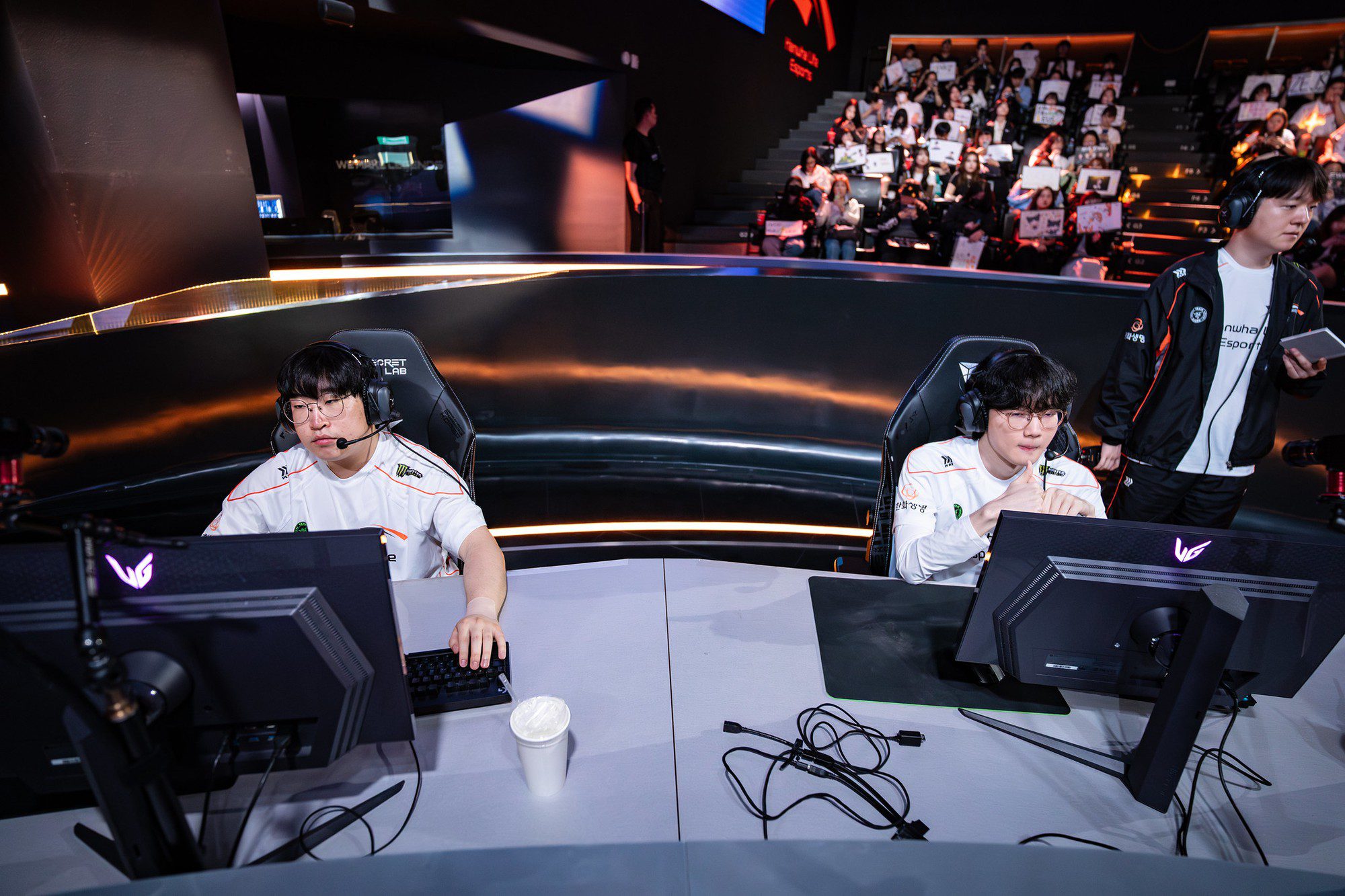 HLE Superstar "causes trouble" for the whole team and also "helps" T1 1 Defeated, HLE's performance gave T1 an advantage.