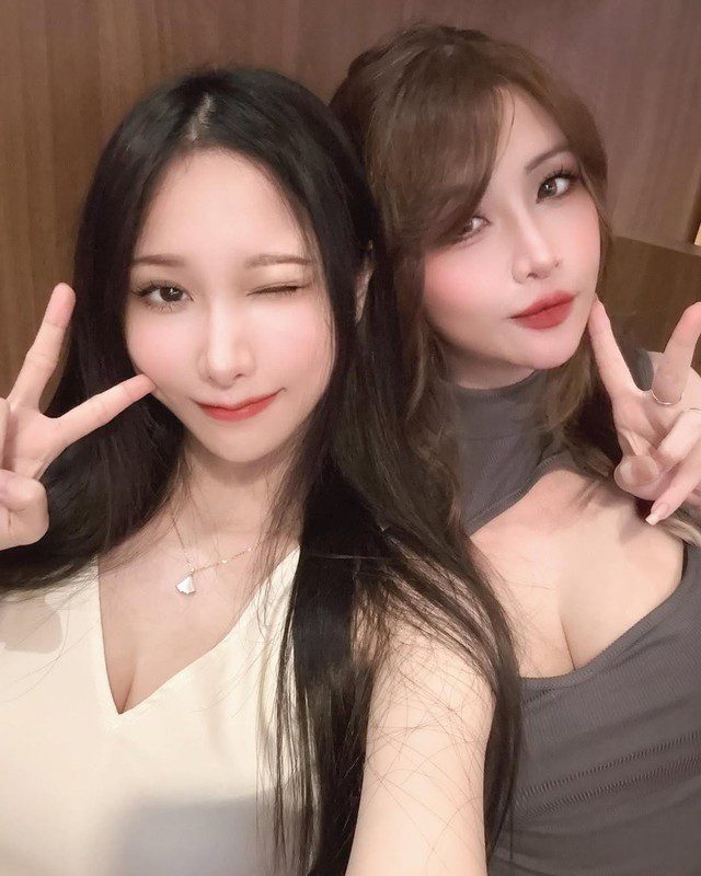 The charm of the two female cosplayers leaves many people captivated when the two appear in a single frame The charm of the two female cosplayers leaves many people captivated when the two appear in a single frame