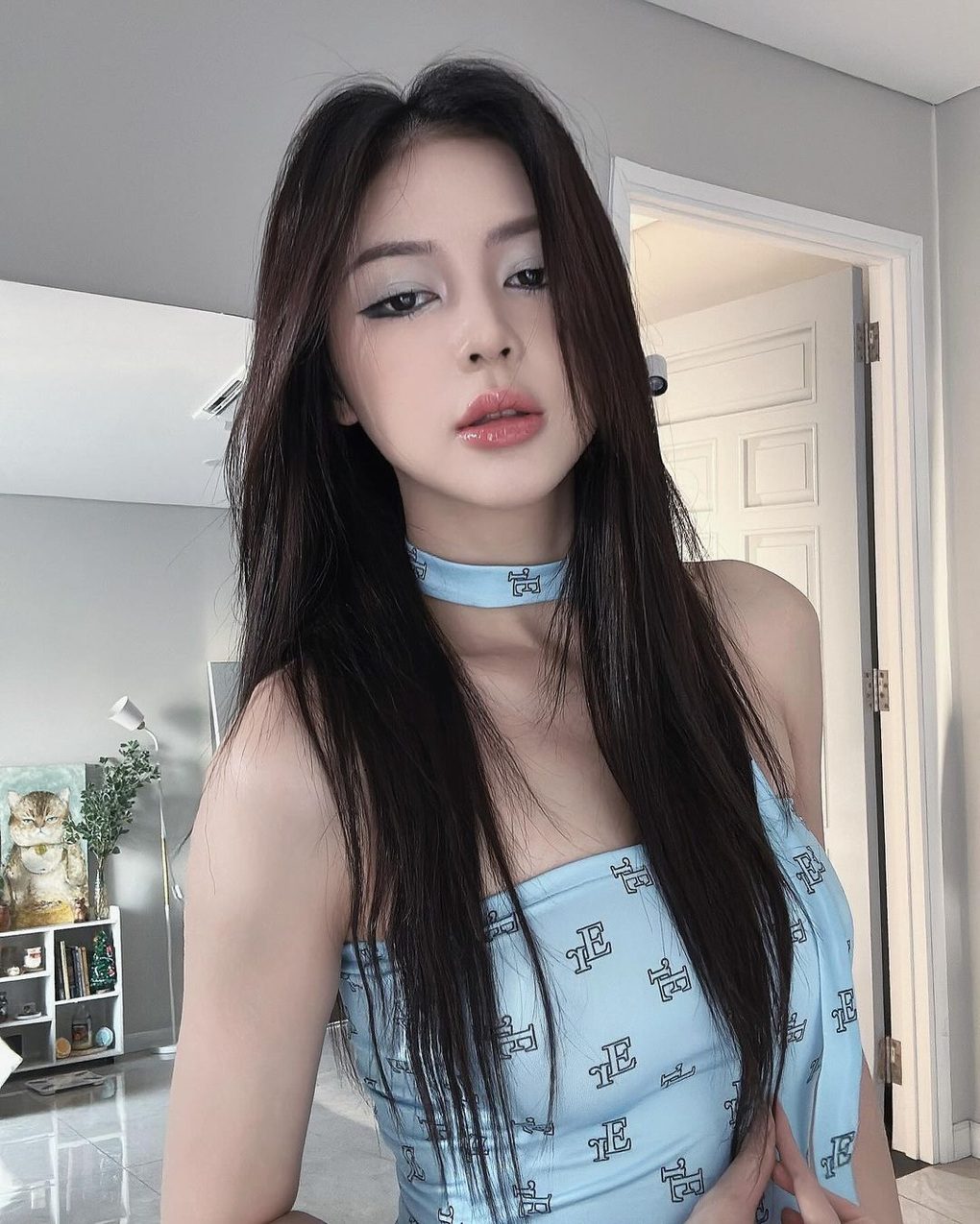 Just a Moment Showcasing "AI" Legs, Hot Girl Leaves Male Fans Breathless 6 A moment showcasing her long legs