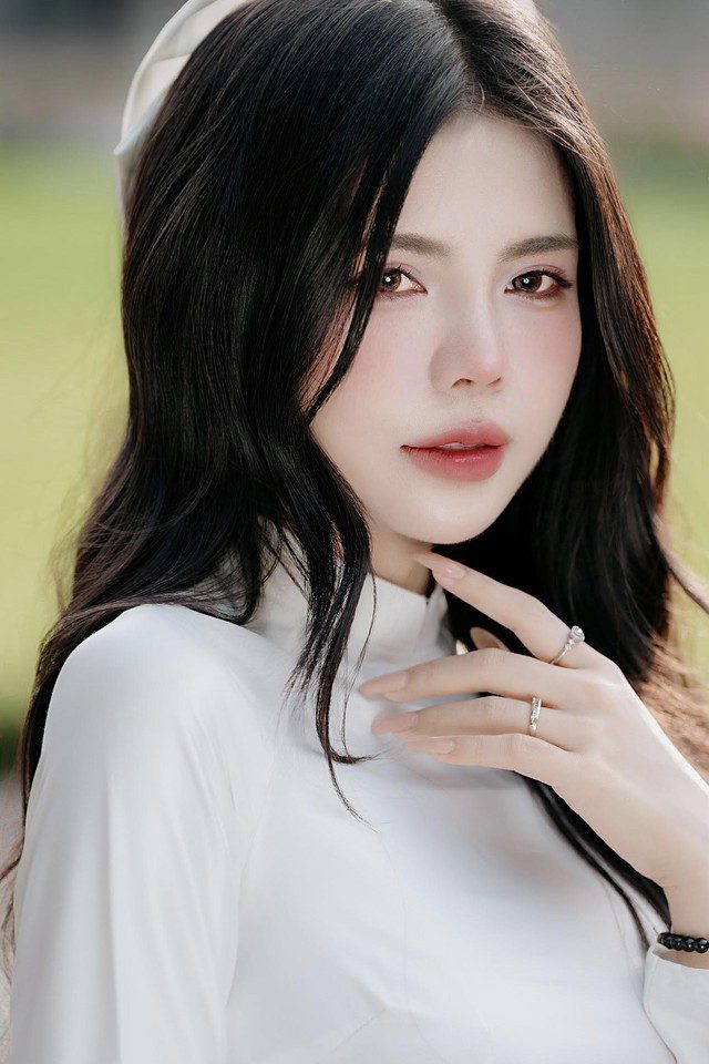 Mai Dora releases a series of áo dài photos to celebrate April 30, leaving people "unable to take their eyes off" 2 mai dora 3 17460917819521473764611