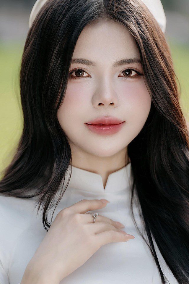 Mai Dora releases a series of áo dài photos to celebrate April 30, leaving people "unable to take their eyes off" 3 mai dora 4 17460917819661822336417