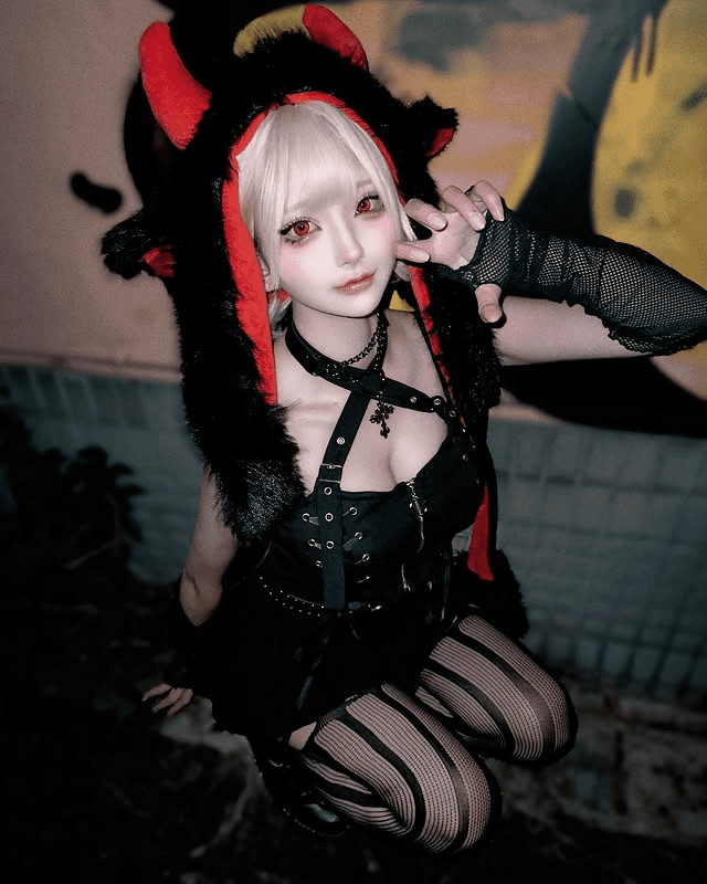 Newbie Coser from Japan Possesses Surreal Beauty, Unexpectedly "Causes a Storm" with New Sexy Photoshoot 2 Aoyanagi_cos portraying a character