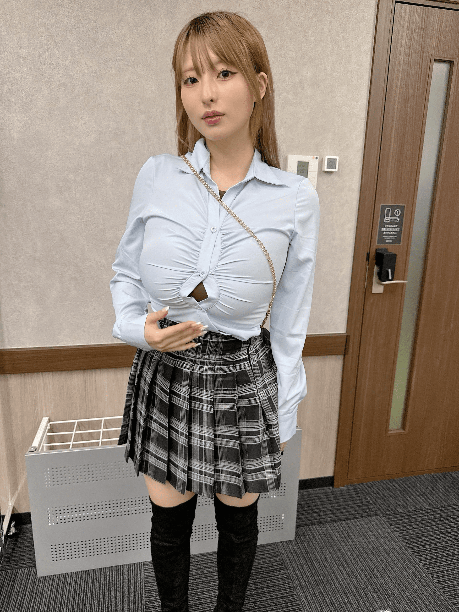Retirement from the arts, the shocking hot girl with a new plan, stunning beauty leaves the online community in awe 4 Momoka Akari captivates with her fresh look and stunning beauty, causing a stir.