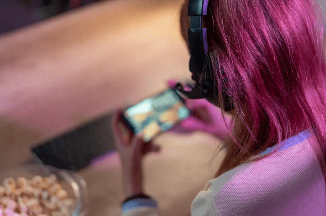 Scolded for secretly adding money to the game, the girl took an action that shocked her parents 2 A girl is seen sneaking money into a game, causing parental distress.
