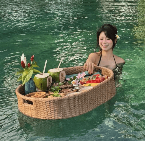 Han Hang showcases the "full-frame" identity, longtime fans quickly notice the unusual detail 5 Han Hang flaunts her figure